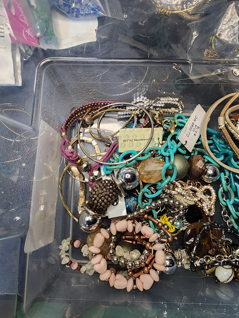 1lb Mixed Fashion Jewelry Lot - May Or May Not Have Matches - Picture 3 of 5